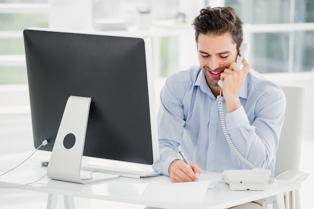 Homme affaires, conversation téléphone