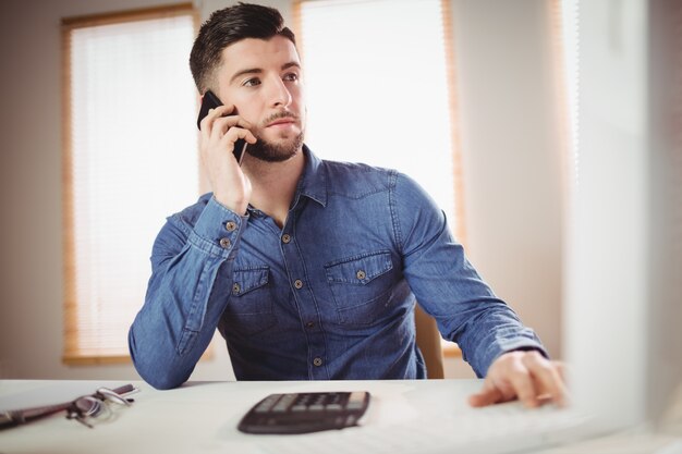 Homme affaires, conversation téléphone