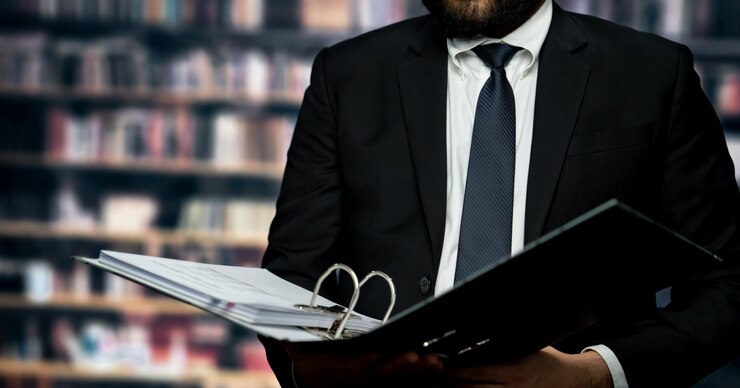 Photo un homme d'affaires en costume d'affaires examine et travaille sur des rapports financiers équilibre