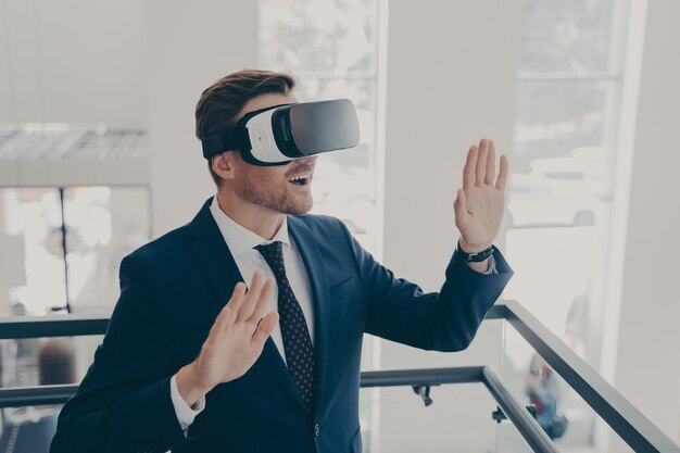 Homme d'affaires en costume à l'aide de lunettes de réalité virtuelle au bureau