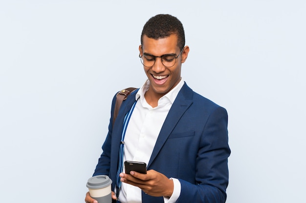 Homme d'affaires en costume bleu