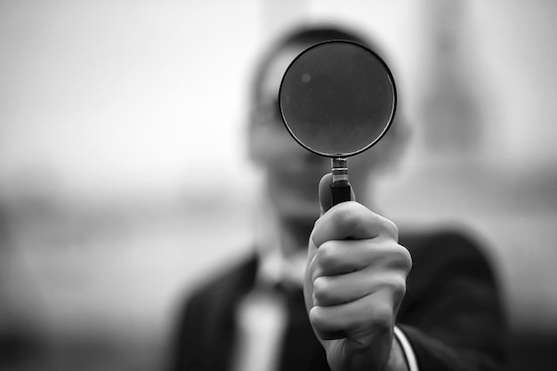 Homme d'affaires en costume dans la rue photo en noir et blanc