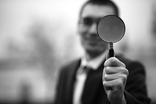 Homme d'affaires en costume dans la rue photo en noir et blanc