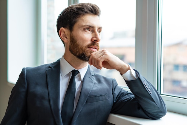 Homme d'affaires avec costume élégant au bureau - bel homme adulte caucasien, concepts sur les affaires et les gens