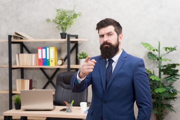 Homme d'affaires costume formel gars qui réussit Diriger une entreprise Ressources humaines Entretien d'embauche Occupation professionnelle de recruteur Homme barbu top manager patron au bureau Carrière commerciale Démarrer sa propre entreprise