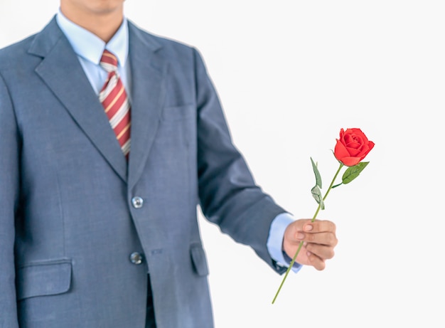 Homme d&#39;affaires en costume avec rose rouge sur blanc