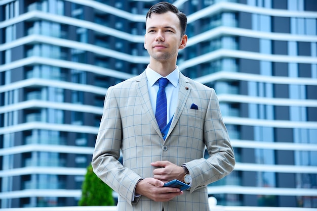 Homme d'affaires en costume avec smartphone