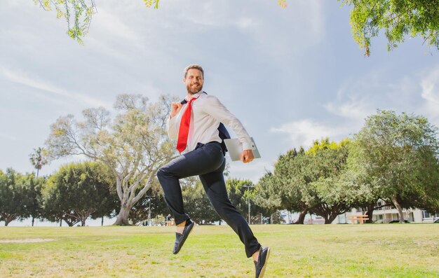 Homme d'affaires courant prêt à courir sauter et sprinter