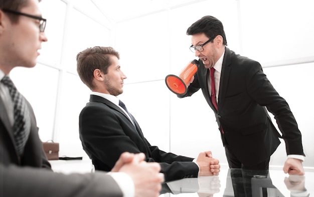 Homme d'affaires criant à l'employé au moment de la métaphore de l'entreprise meetingthe