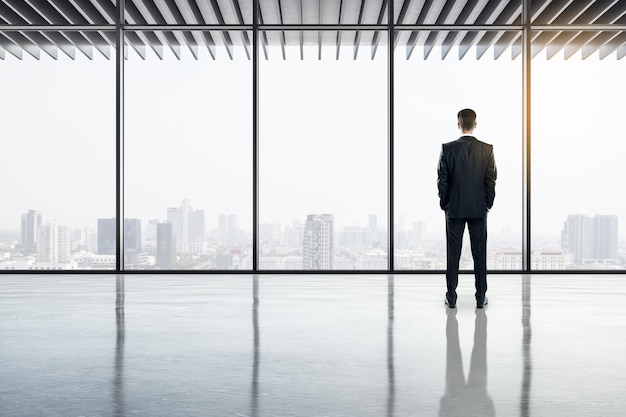 Homme d'affaires dans un bureau contemporain