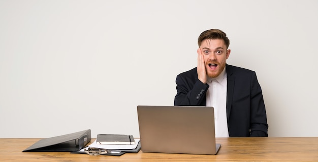 Homme d&#39;affaires dans un bureau avec une expression faciale surprise et choquée