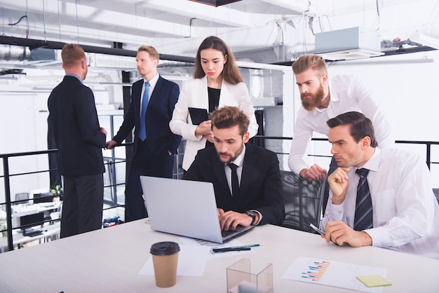 Homme d'affaires dans un bureau moderne connecté sur le réseau Internet. concept de partenariat et de travail d'équipe