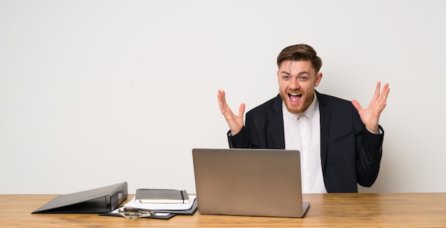 Homme d&#39;affaires dans un bureau souriant beaucoup