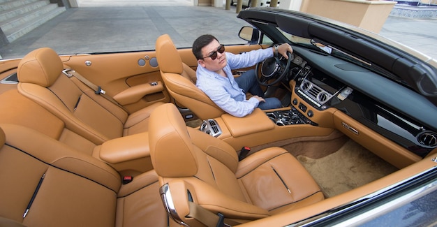 homme d'affaires dans le cabriolet