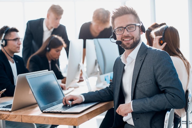 Homme d'affaires dans un casque assis à un bureau