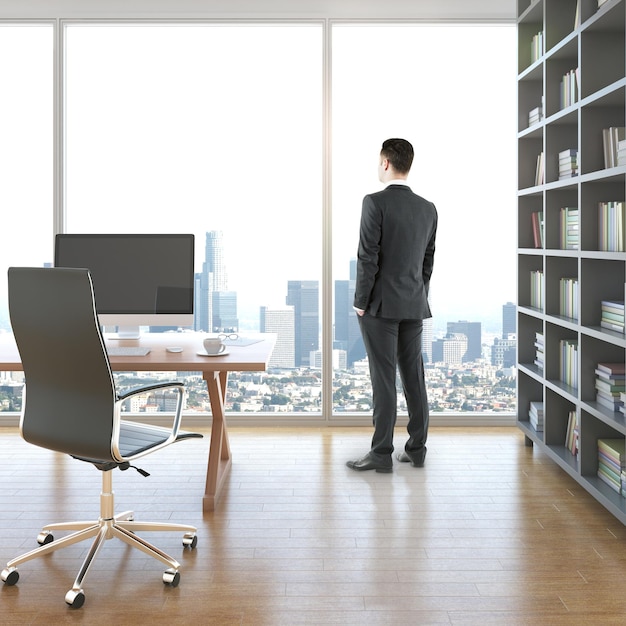 Homme d'affaires dans la chambre avec lieu de travail