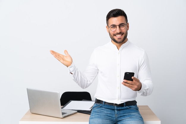 homme d'affaires dans un lieu de travail avec un ordinateur portable