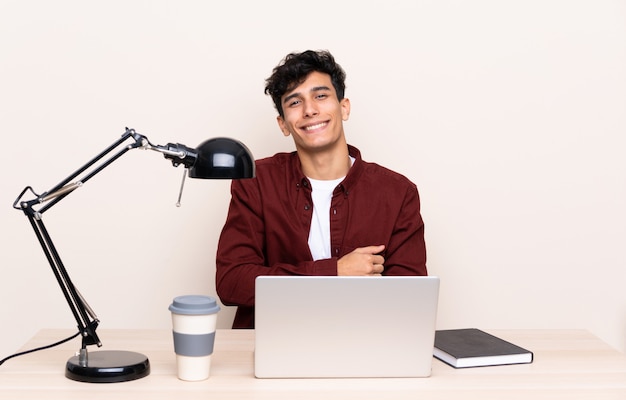 homme d'affaires dans un lieu de travail avec un ordinateur portable