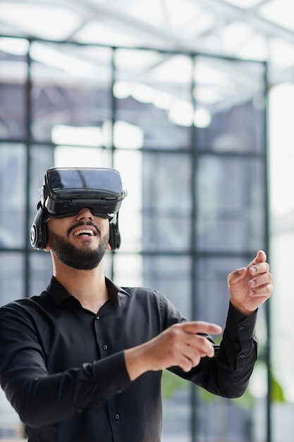 Homme d'affaires dans des lunettes ou un casque de réalité virtuelle