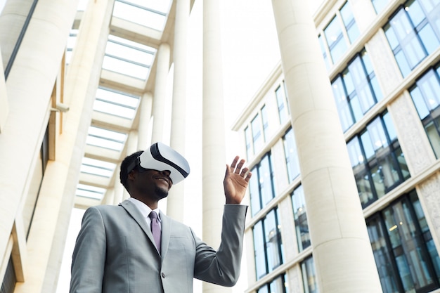 Homme d'affaires dans des lunettes de réalité virtuelle