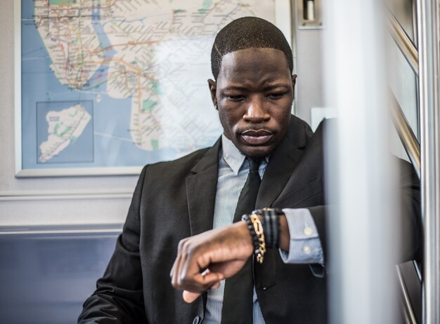 Photo homme d'affaires dans le métro