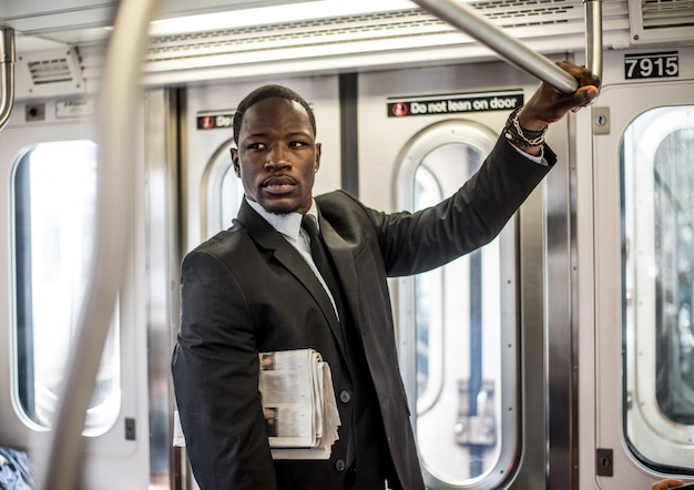 Homme d'affaires dans le métro