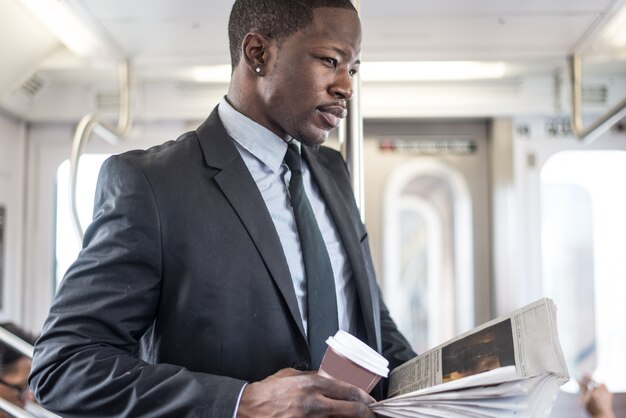 Homme d'affaires dans le métro