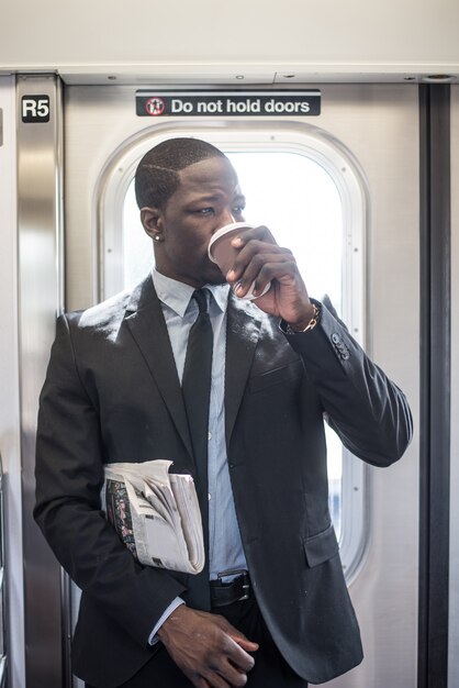 Homme d'affaires dans le métro