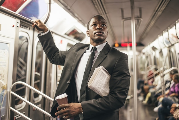 Homme d'affaires dans le métro