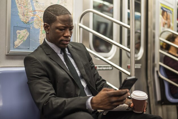 Homme d'affaires dans le métro