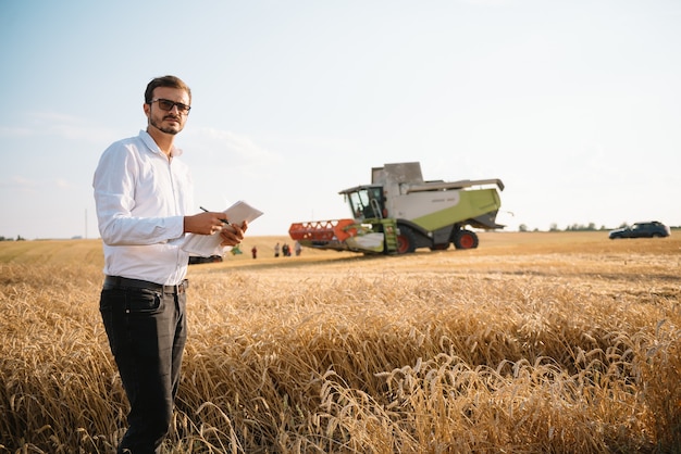 homme d & # 39; affaires dans la plantation de contrôle de champ de maïs