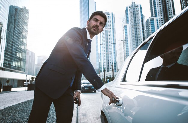 Homme d'affaires dans sa limousine