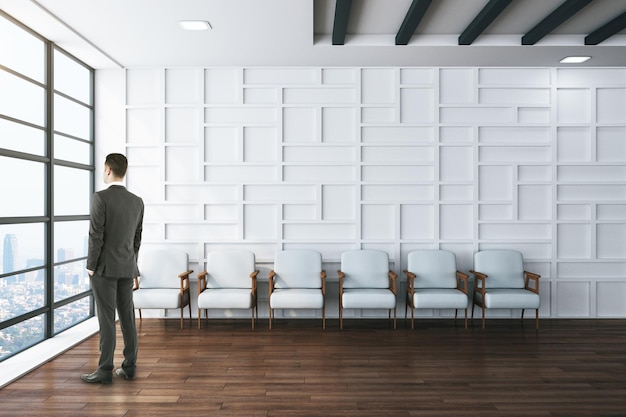 Homme d'affaires dans la salle d'attente blanche