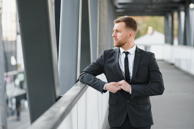 Homme d'affaires dans une ville élégante