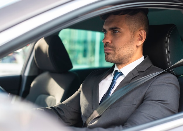 Homme d'affaires dans la voiture