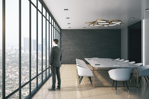 Homme d'affaires debout dans le bureau de la conférence