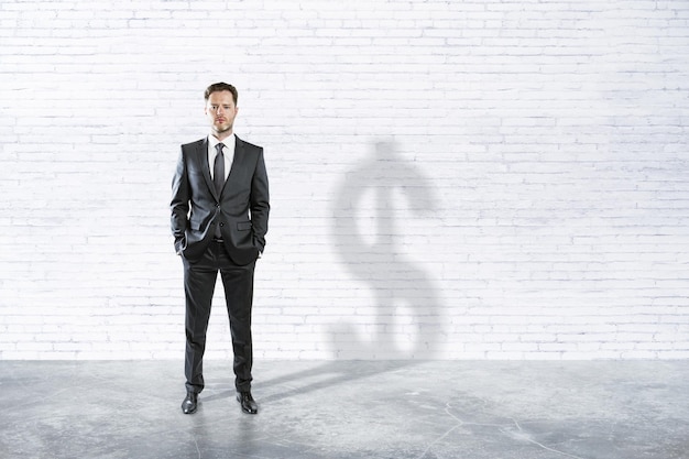 Homme d'affaires debout dans la chambre