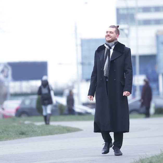 Homme d'affaires debout dans la rue d'une grande ville.photo avec espace de copie