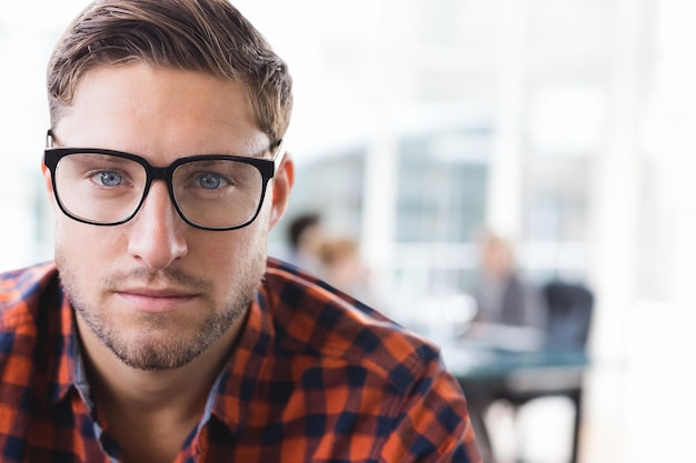 Homme d'affaires debout sur fond de bureau