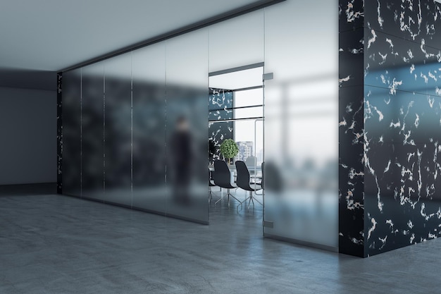 Homme d'affaires debout intérieur avec mur de verre flou