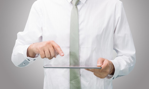 Homme d'affaires debout posture main tenant une tablette vierge isolée