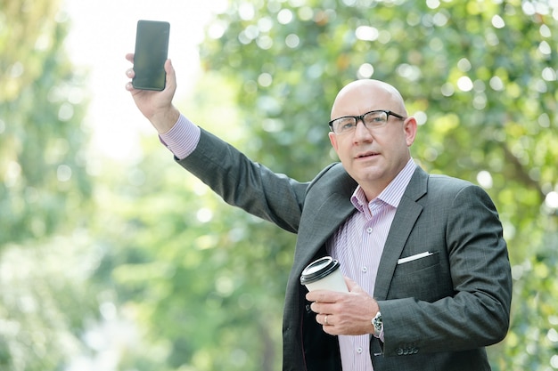 Homme d'affaires debout sur la route