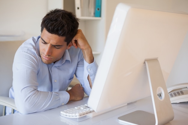 Photo homme d'affaires décontracté affalé à son bureau