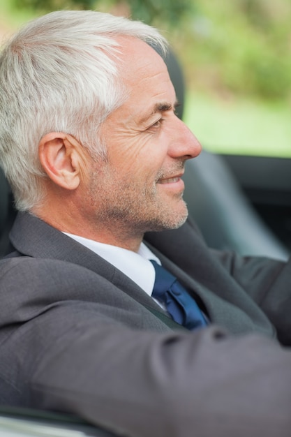 Homme d&#39;affaires décontracté au volant de cabriolet