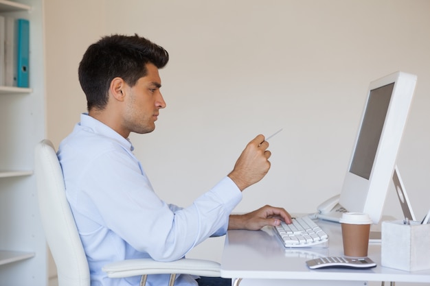 Homme d&#39;affaires décontracté se concentrant à son bureau