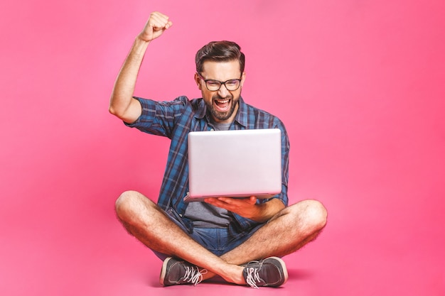 Homme d'affaires décontracté travaillant et naviguant sur Internet sur un ordinateur portable. Freelance assis et tapant sur le clavier d'ordinateur portable au bureau à domicile