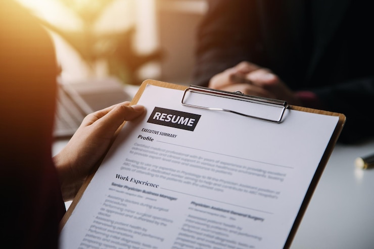 Photo un homme d'affaires ou un demandeur d'emploi examine son cv sur son bureau avant de l'envoyer à la recherche d'un nouvel emploi avec des lunettes à cravate et une tablette numérique
