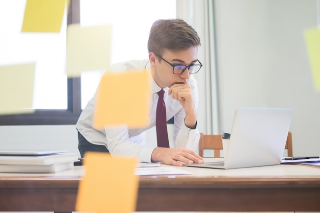 Homme d&#39;affaires de démarrage planifiant la stratégie d&#39;entreprise.