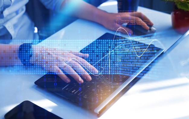 L'homme d'affaires dessine un hologramme virtuel de croissance des statistiques graphique et graphique Investissement de croissance