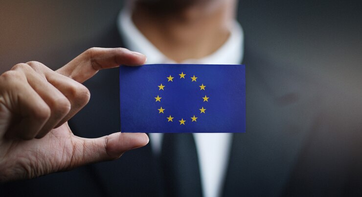 Photo homme d&#39;affaires détenant la carte du drapeau européen
